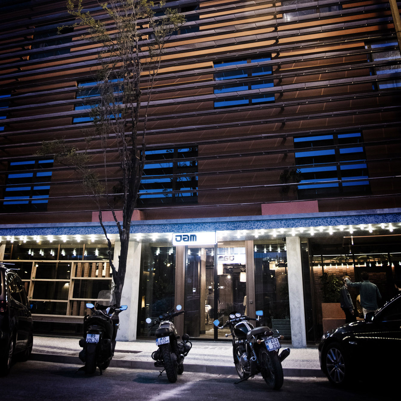 Hôtel · façade nocturne